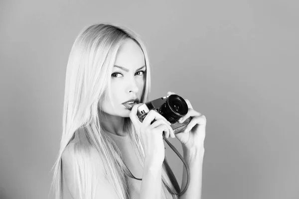 Hezká dívka fotograf s retro fotoaparát — Stock fotografie