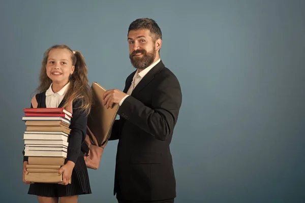 Menina de uniforme e homem barbudo. Voltar ao conceito de escola — Fotografia de Stock