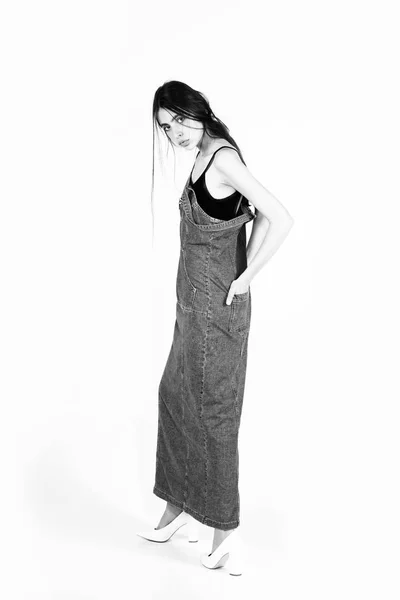 Дівчина з довгим волоссям брюнетки в довгій джинсовій сукні — стокове фото