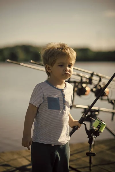 Niño con caña de pescar en muelle de madera — Foto de Stock