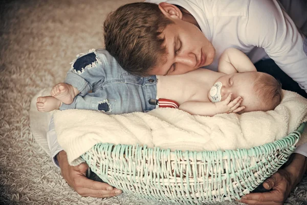 Padre abrazo cesta con bebé hijo dormido — Foto de Stock