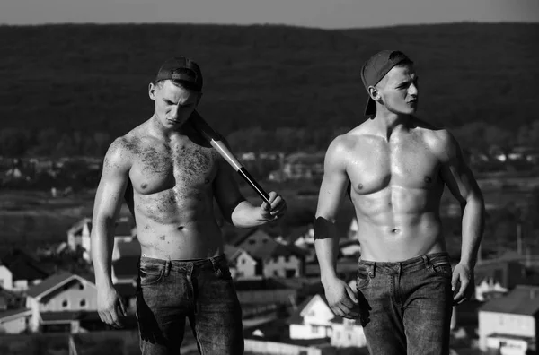 Близнецы, атлетичный мужчина с голыми, сексуальными торсами, стоящими на горе — стоковое фото