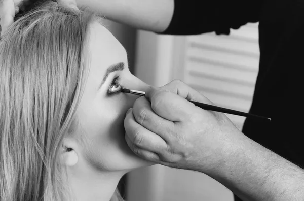 Makeupartist tillämpning skuggor på kvinna ögon — Stockfoto