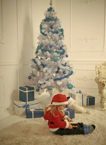 Año nuevo niño pequeño en el árbol de Navidad —  Fotos de Stock