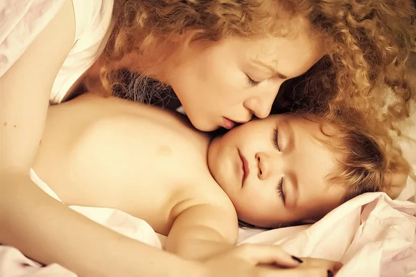 Mamma kysser baby — Stockfoto
