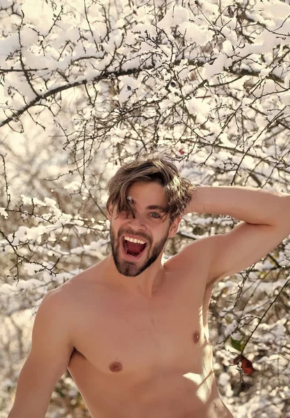 Gelukkig man schreeuwen in sneeuw hout — Stockfoto