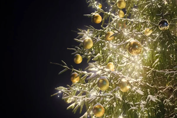 Árvore de Natal com decoração guirlanda e iluminação dourada — Fotografia de Stock
