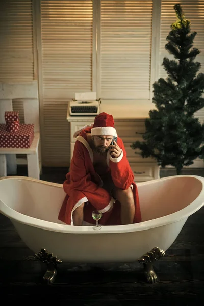 Banyo ev yalnız, kötü Noel Baba. — Stok fotoğraf