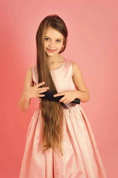 Kleines Mädchen mit stylischen langen Haaren, retro. — Stockfoto