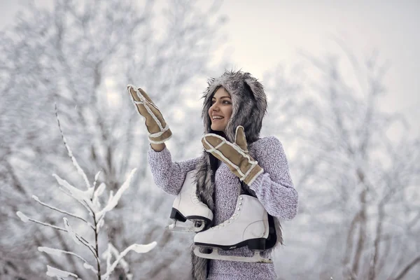 Σκέιτερ κορίτσι με σχήμα πατίνια χαμόγελο στο χιονισμένο δάσος — Φωτογραφία Αρχείου