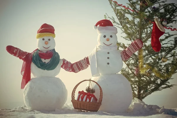 Nouvel an bonhomme de neige de neige dans le chapeau . — Photo