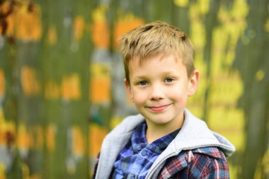 Yalnız hiking. Küçük fiyatı. Küçük çocuk gitmek hiking. Küçük bir çocuk onun yürüyüş gezisi tadını çıkarın. Açık havada olmayı seviyorum