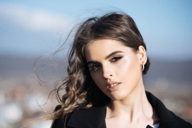 Moda ve kadın ile şık makyaj kıvırcık saçlı. Moda saçlı güzel kız. sonbahar moda seksi kadın. Güzellik ve moda bak. Genç ve güzel. Mükemmel onun tarzı