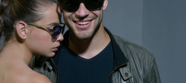 Dostluk ilişkileri. Moda trendy güneş gözlüğü modellerinde. İki aşık. Çift erkek ve kadın moda gözlük takıyor. İlişkileri seviyorum. Dostluk günü. Dostluk ilişkileri. Gözlerin accessorize