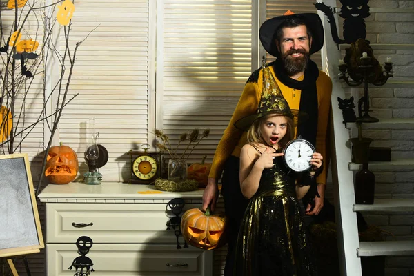 Cadılar Bayramı partisi konsepti. Baba ve kızı Cadılar Bayramı dekorasyonu ile — Stok fotoğraf