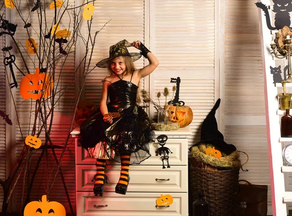 Halloween party, és ünneplés. Boldog és kacér arcú lány — Stock Fotó