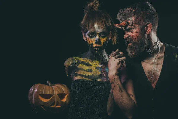 Halloween donna scheletro e uomo con le corna tenere zucca — Foto Stock