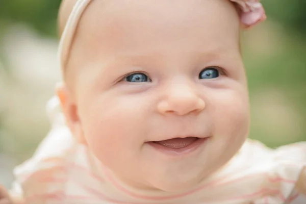 幸せな赤ちゃん。生まれたばかりの赤ちゃんの女の子の幸せ笑顔。新生児の笑顔。陽気なかわいこちゃん。このような小さな女の子にこのような大きな奇跡 — ストック写真