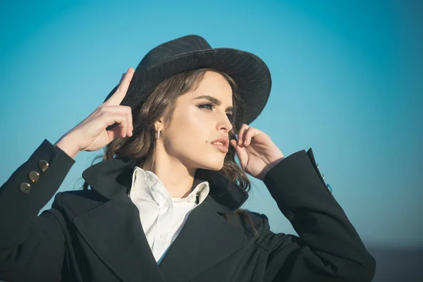 Donna vintage con trucco. ragazza francese con i capelli ricci in autunno cappello. Bellezza e look alla moda. Fiduciosa nella sua scelta. donna di moda retrò con trucco, parigino. Sentirsi liberi. Donna perfetta — Foto Stock