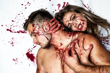 Vampir moda tasarım sahnesi, seksi dişi vampir kız kanlı bir. Halloween çift yakışıklı ve seksi güzel kız uzun saç ve kırmızı kan ile geleneksel sonbahar tatil sembolü olarak.