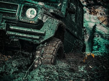 4 x 4 trekking seyahat. Offroad araç bir çamur delik tehlikesi dışarı geliyor. Alt görünümü büyük offroad araba tekerlek üzerinde ülke road ve dağlar zemin için.