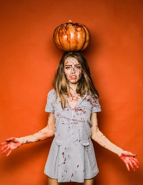 Piękna młoda kobieta jako sexy wampira w niebieskiej sukience - koncepcja halloween. Straszne krwawe zombie dziewczyna z dyni. Kobieta z czerwonej krwi i blond włosy. Halloween party projekt sztuka. — Zdjęcie stockowe