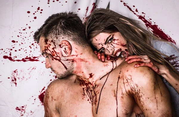 Sexy vampiro Coule con goteo de sangre en su boca en el fondo sangriento. Mujer sexy vampiro muerde el cuello de un hombre. Escena de diseño de moda vampiro, sexy chica vampiro femenino en una sangrienta . — Foto de Stock