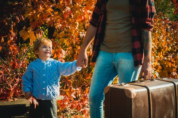 Kinderliebe. Eltern lehren Baby. Mann mit Bart, Vater mit kleinem Sohn im Herbstpark. Wir mögen die gemeinsame Herbstzeit. Kindheitskonzept. — Stockfoto