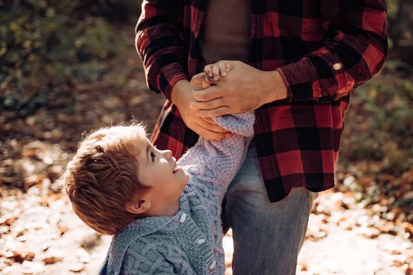 Έννοια της παιδικής ηλικίας. Μπαμπάς και γιος στο πάρκο φθινόπωρο παίζουν γελώντας. Ευτυχισμένη χαρούμενη πατέρας με ένα χαριτωμένο γιο στο καπέλο, οικογένεια, ταξίδια, διακοπές, πατέρων ημέρα - έννοια. — Φωτογραφία Αρχείου