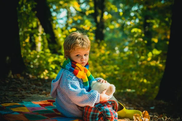 Çocukların arkadaşlığı. Parkta sonbahar eğlencesi. Mutlu çocuklar sonbaharda. Sonbahar Yaprakları Sonbahar Doğasında olan tatlı çocuk. Çocukluk kavramı. — Stok fotoğraf