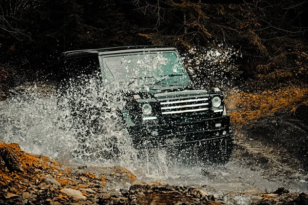 Viagem off-road na estrada da montanha. Lama e água salpicam para fora da corrida de estrada. Arrastar carro de corrida queima borracha. Extremo. Carro fora de estrada. Trekking de viagem 4x4. Corridas de rali . — Fotografia de Stock