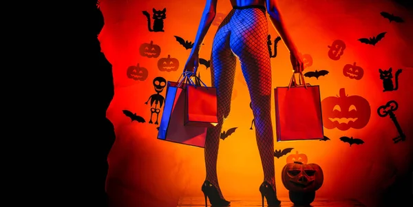 Femme montre un beau cul ou cul. Affiche d'Halloween avec citrouilles. Femme avec cul sexy posant sur la citrouille. Automne pour la vente de mode. Fesses sexy . — Photo