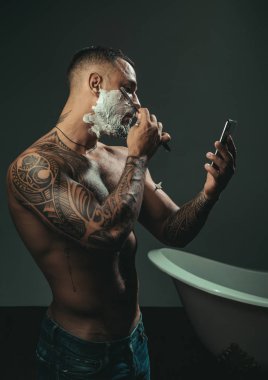 Komuta sizde ziyaret kuaför berber dükkanı olarak. Acımasız adam modern kuaför dükkanı. Saç sadece şık bölüm sakallı şık kuaför dükkanı istemci için hazırlıktır. Sakal şekillendirme kesim