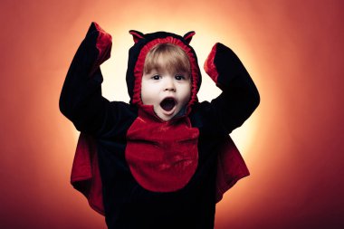 Tatil halloween kırmızı zemin üzerine komik karnaval kostümleri ile. Cadılar Bayramı için en popüler şeker. Arka plan Cadılar Bayramı için dekore edilmiştir. Mutlu Cadılar Bayramı gömlek.