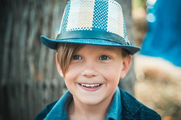 Μικρό αγόρι διαφημίζει φυσικά προϊόντα. Το αγόρι διαφημίζει Παιδικά Ρούχα για το φθινόπωρο. Ευτυχισμένο παιδί στο fair το φθινόπωρο. Αντίο καλοκαίρι - Γεια σου το φθινόπωρο. — Φωτογραφία Αρχείου
