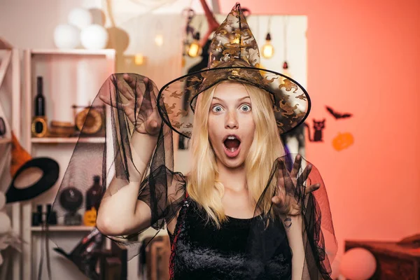 Jolie jeune femme blonde habillée en fée les mains en l'air, placez votre produit ici. Le concept des gens d'Halloween. Jolie fille modèle en costume d'Halloween. Drôle de visage. Des fous. . — Photo