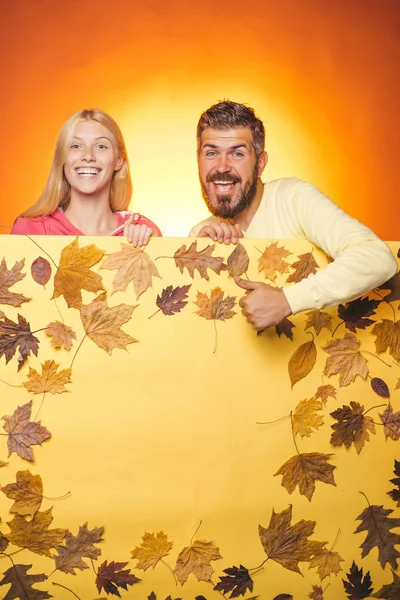 Herbstpaar trägt Herbstkleidung und sieht sehr sinnlich aus. Frohes Paar freut sich über die letzten warmen Herbsttage. Bärtiger Mann mit Mütze und blondes Mädchen mit Schal freuen sich über Herbstverkauf. — Stockfoto