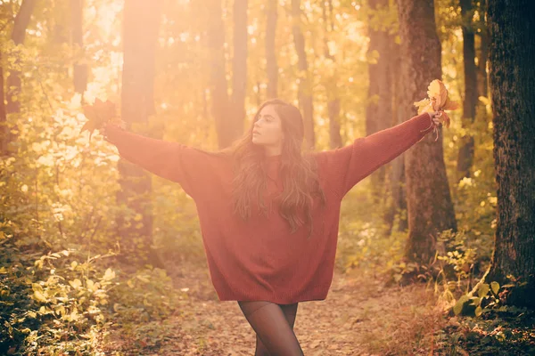 Осенняя девочка. Осеннее настроение. Женская осенняя мода. Концепция свободы. Красивая молодая счастливая девушка с ярко-желтым листом в парке. Желтые деревья и листья . — стоковое фото