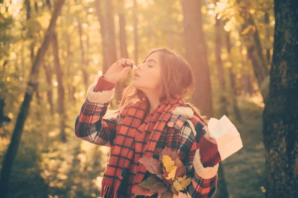 若い女性は、自然に鼻をかみます。病気の人は鼻水です。鼻をかむアレルギー症状を持つ女性. — ストック写真