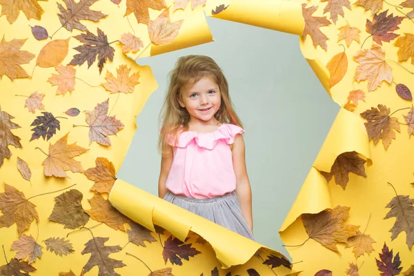 귀여운 소녀가 가을의 화창 한 날을 준비하고 있다. 가을 개념. 복사 공간을 위한 배경 보드를 가진 아름다운 소녀. 아름다운 어린 소녀의 패션 초상화입니다. 가을 잎. — 스톡 사진