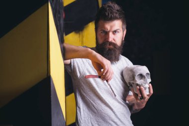 Eski ahşap arka planda fotokopi alanı olan berber aletleri. Berber dükkanı. Şık erkek sakalı portresi. Kuaför makas ve tarakla saç stili ve stili yapıyor. İnce Kesikler.