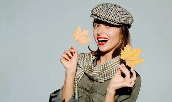 Sprzedaż dla całej kolekcji jesień, niesamowite zniżki i znakomity wybór. Jesienna Dziewczyna przygotowuje się do sprzedaży jesienią. Portret moda piękny zmysłowe woman w kapelusz i szalik. Koncepcja jesień. — Zdjęcie stockowe