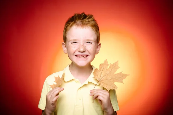 Hösten humör och vädret är varmt och soligt och regn är möjligt leende pojke klädd i fashionabla säsongsbetonade kläder med höstlig stämning. Höstens koncept. Porträtt av vacker söt pojke med rött hår. — Stockfoto