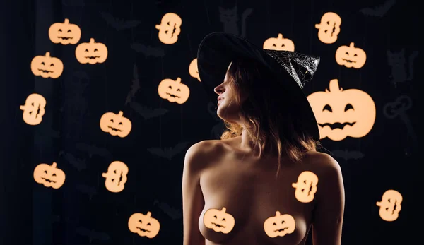 Autumn time for Fashion sale. Female with sexy ass posing on pumpkin. Halloween poster with pumpkins. Night Party background. Happy Halloween Sexy Witchs with Big sexy ass. — Stockfoto