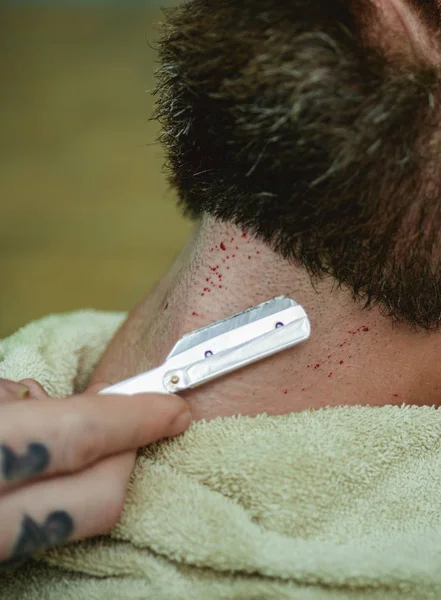 Перукарня, роблячи стрижка привабливі бородатого мужчини в перукарні. Перукарня для гоління бородатого мужчини в перукарні. — стокове фото