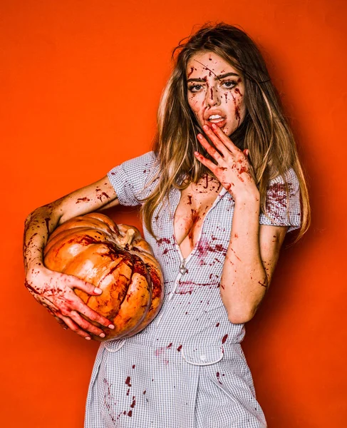 Bella Giovane donna come vampiro sexy concetto di Halloween. Spaventosa zombie con la zucca. Donna con sangue rosso e capelli biondi . — Foto Stock