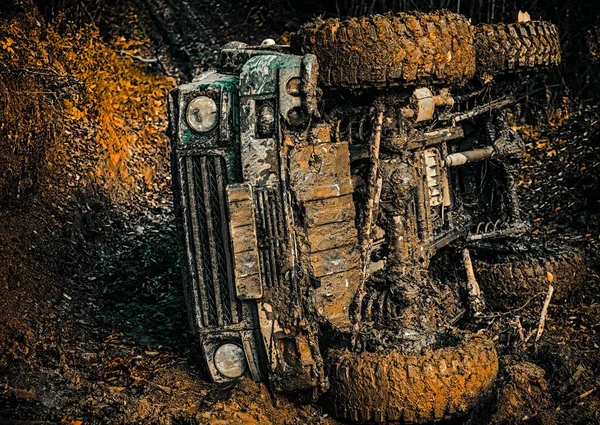 Resa koncept med stor 4 x 4 bil. Off road resa på bergsväg. Spåra på lera. Däck inför loppet. 4 x 4 terränggående suv bil. Dragracing bil bränner gummi. Extreme. Off-road bil. — Stockfoto