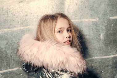 Kız ceket kürk başlık, moda ile. Uzun sarı saçlı kız saç modeli