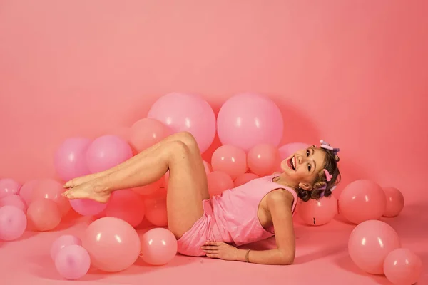 Partij, vakantie ballonnen op roze studio achtergrond. — Stockfoto