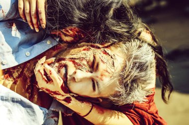 Cadılar Bayramı Zombi birkaç çok genç kadın kız holding yakışıklı vampir ya da savaş asker yaralar ve güneşli günü açık havada kırmızı kan ile